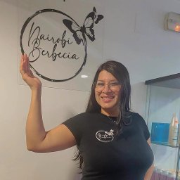 Nairobi, peluquera y maquilladora