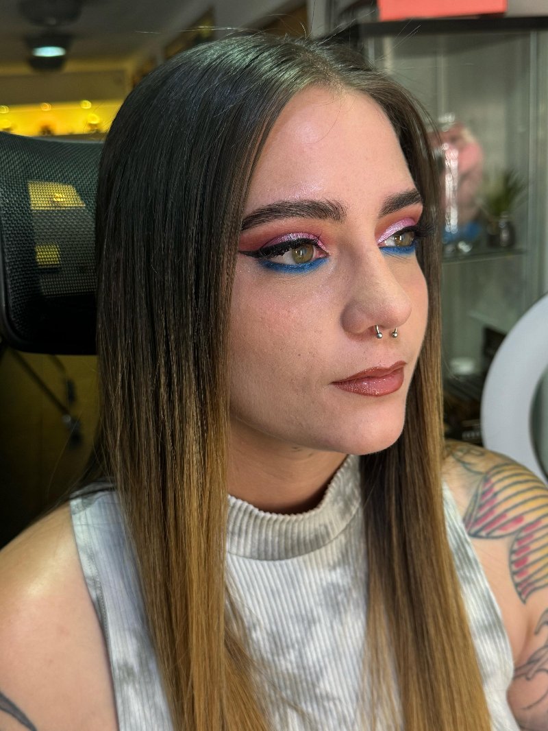 Maquillaje social — Delineado en azul y rojo