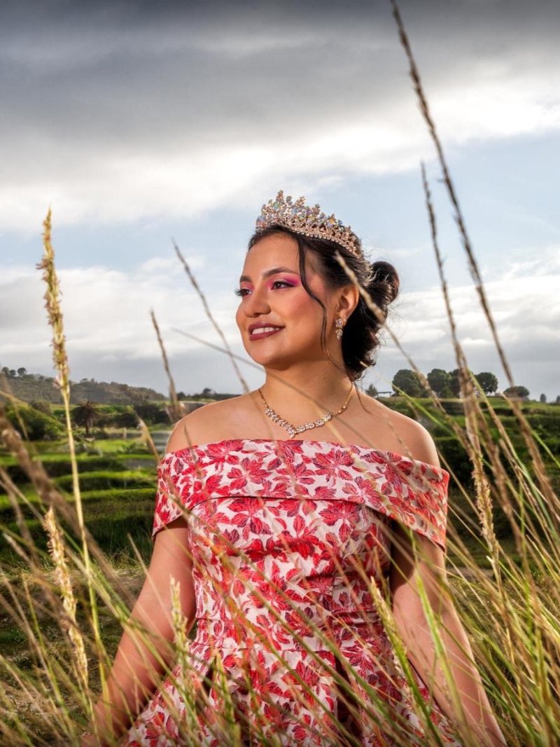 Peinado y maquillaje de evento — Quinceañera